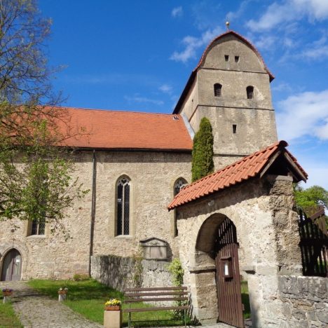 Großer Raum, klare Worte: Akustikpaneele in Kirche und Gemeindehaus